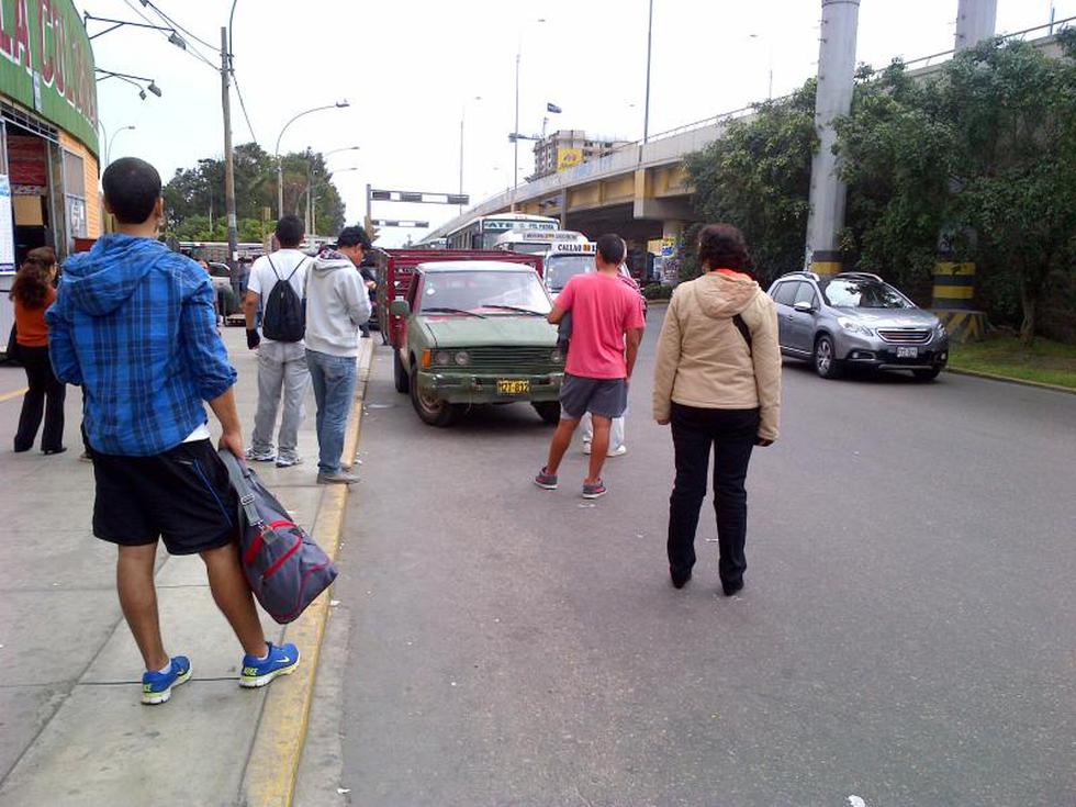 Autos de carga invaden paradero en la avenida Colonial