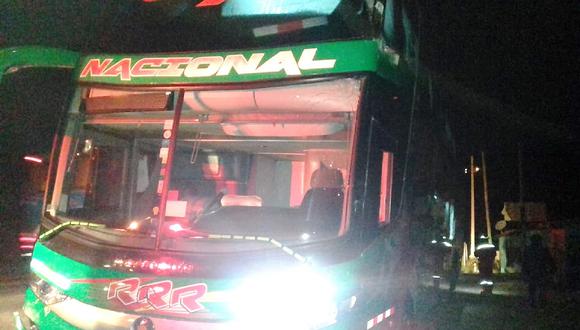 ​Bus con 60 pasajeros impacta con camión y cinco resultan heridos