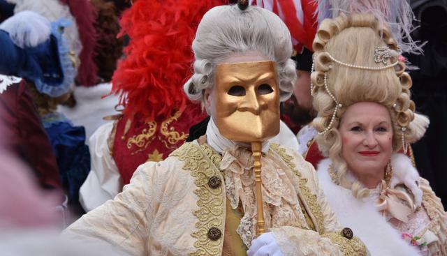 La gente usa una máscara y trajes coloridos esperando el tradicional Volo dell 'Angelo, evento que marca la inauguración oficial de las celebraciones del Carnaval de Venecia en la Plaza de San Marcos en Venecia. (EFE).