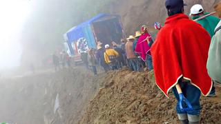 La Libertad: Con palanas y carretillas pobladores limpian carreteras bloqueadas por derrumbes 