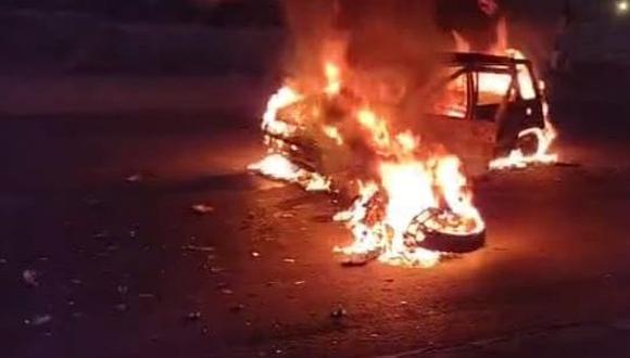 Tico y motocicleta se incendian tras fuerte colisión en Nasca.