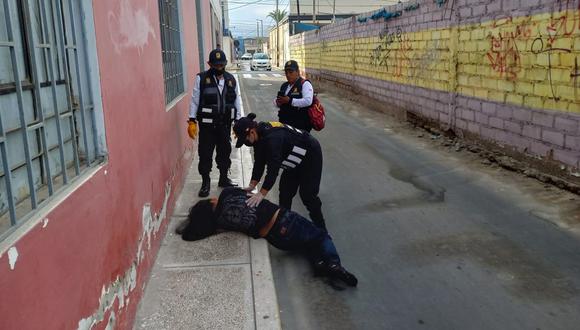 Fue socorrido por serenos sobre una vereda en la calle Puno en Tacna. (Foto: Difusión)