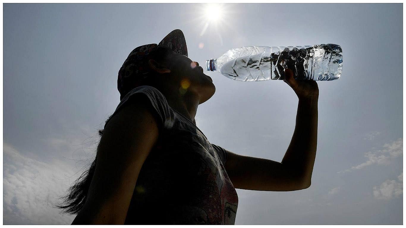 Si el agua no vence, entonces por qué tiene fecha de vencimiento 