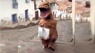Cusco: 'dinosaurio' sale de compras burlando a la Policía (VIDEO)