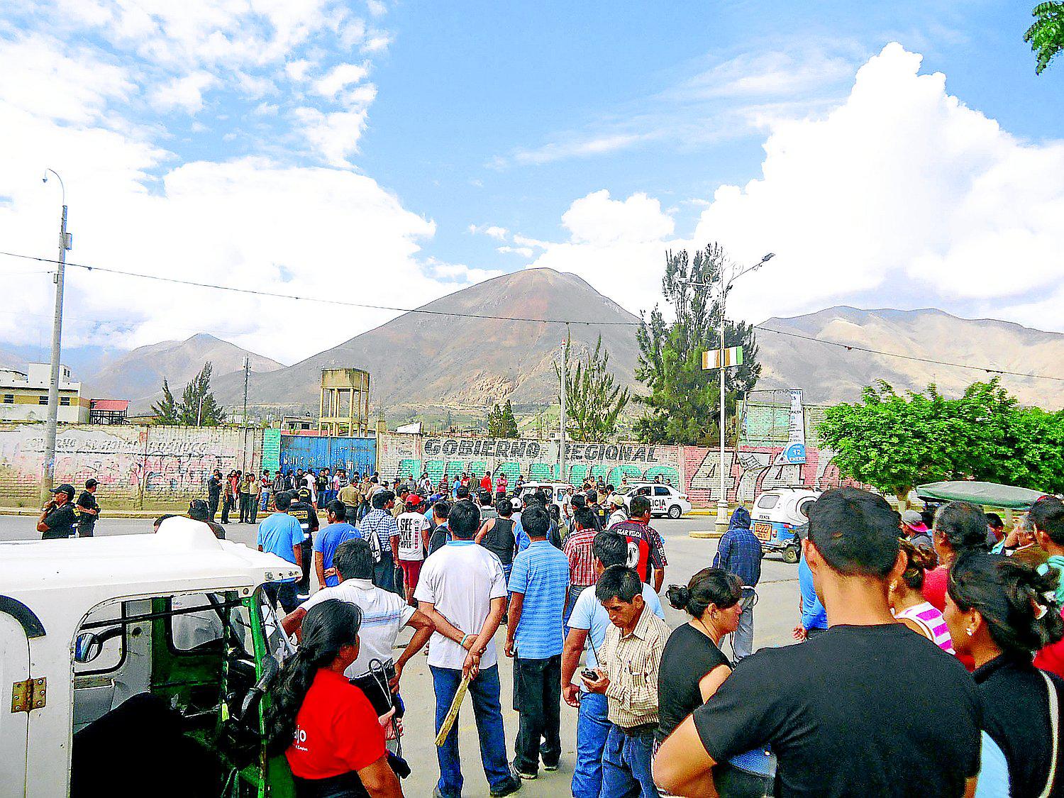 Huánuco: Obreros desatan descomunal bronca con palos y perros (VIDEO)
