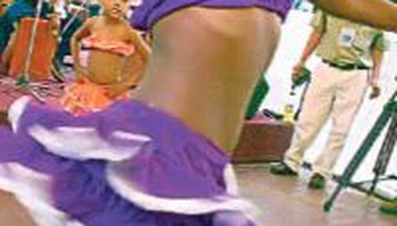 Baca critica "faldas pequeñitas" en festejo