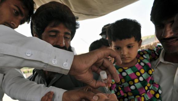 Pakistán: Dos vacunadores contra la polio mueren en explosión