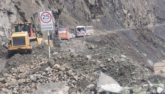 Rocas y tierra cayeron sobre dos buses y una camioneta en la carretera Caraz - Huallanca a causa de las intensas lluvias.