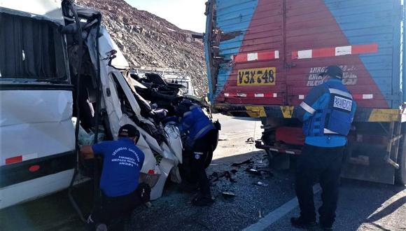 Dos muertos por choque de miniván con camión en la Variante de Uchumayo