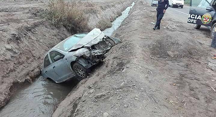 Ascope: Chofer de automóvil se salva de morir luego de caer a una acequia 