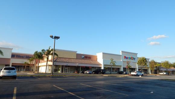 Vista del estacionamiento de una plaza comercial totalmente vacía debido a las nuevas órdenes emitidas debido al coronavirus, en Miami, Florida, Estados Unidos. (Foto: EFE)