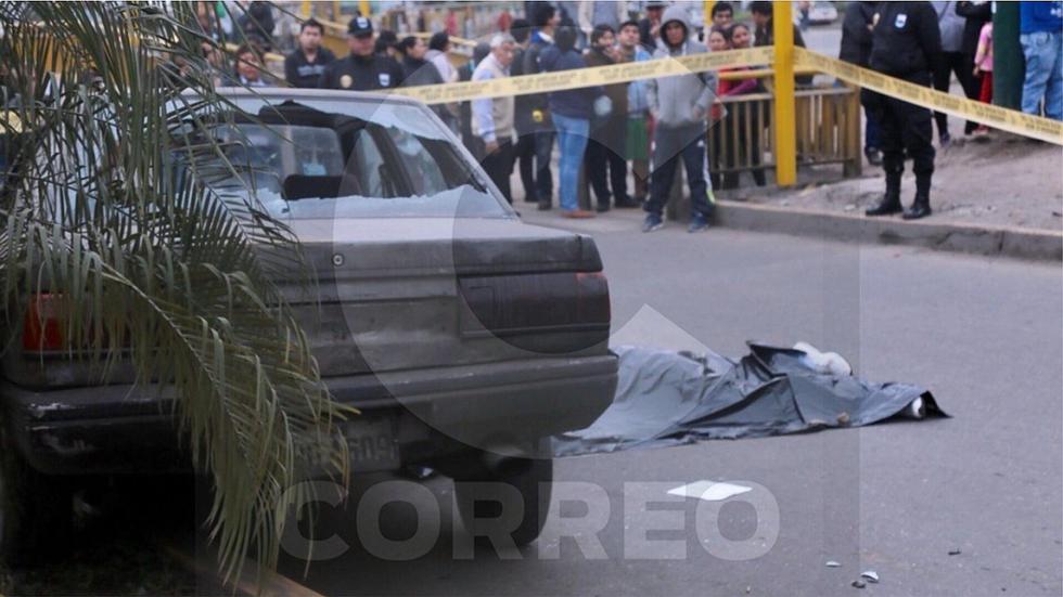 Delincuentes se enfrentan a balazos y atropellan a hombre que cruzaba la pista (VIDEO)