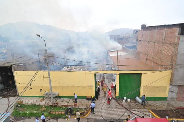 Cercado de Lima: Se registra incendio taller de madera esta mañana. Fotos: Diana Marcelo