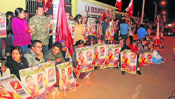 Militantes hacen vigilia ante la ODPE Huancayo para cuidar votos
