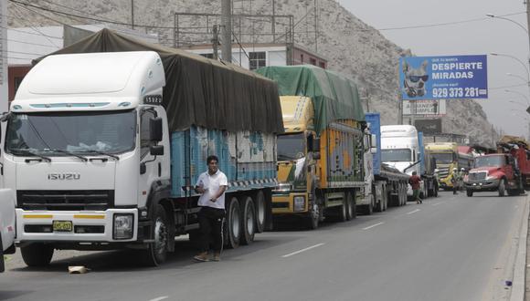 Decenas de camiones varados en la vía Ñaña- Chosica. Foto: GEC