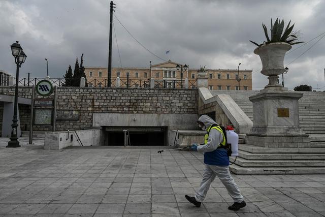 Desde primera hora de este lunes, "sólo pueden circular quienes van a su trabajo, al médico o a la casa de una persona que necesita ayuda, los que van a comprar alimentos o medicamentos, pasean a su mascota o hacen ejercicio sólo o con otra persona", precisó el primer ministro el domingo, en un mensaje por televisión. (Foto: AFP)