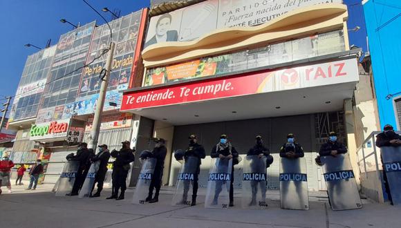Los agentes del orden incautaron documentos y registraron los locales partidarios de Perú Libre en Huancayo y Lima. (Foto: Caleb Mendoza / @photo.gec)