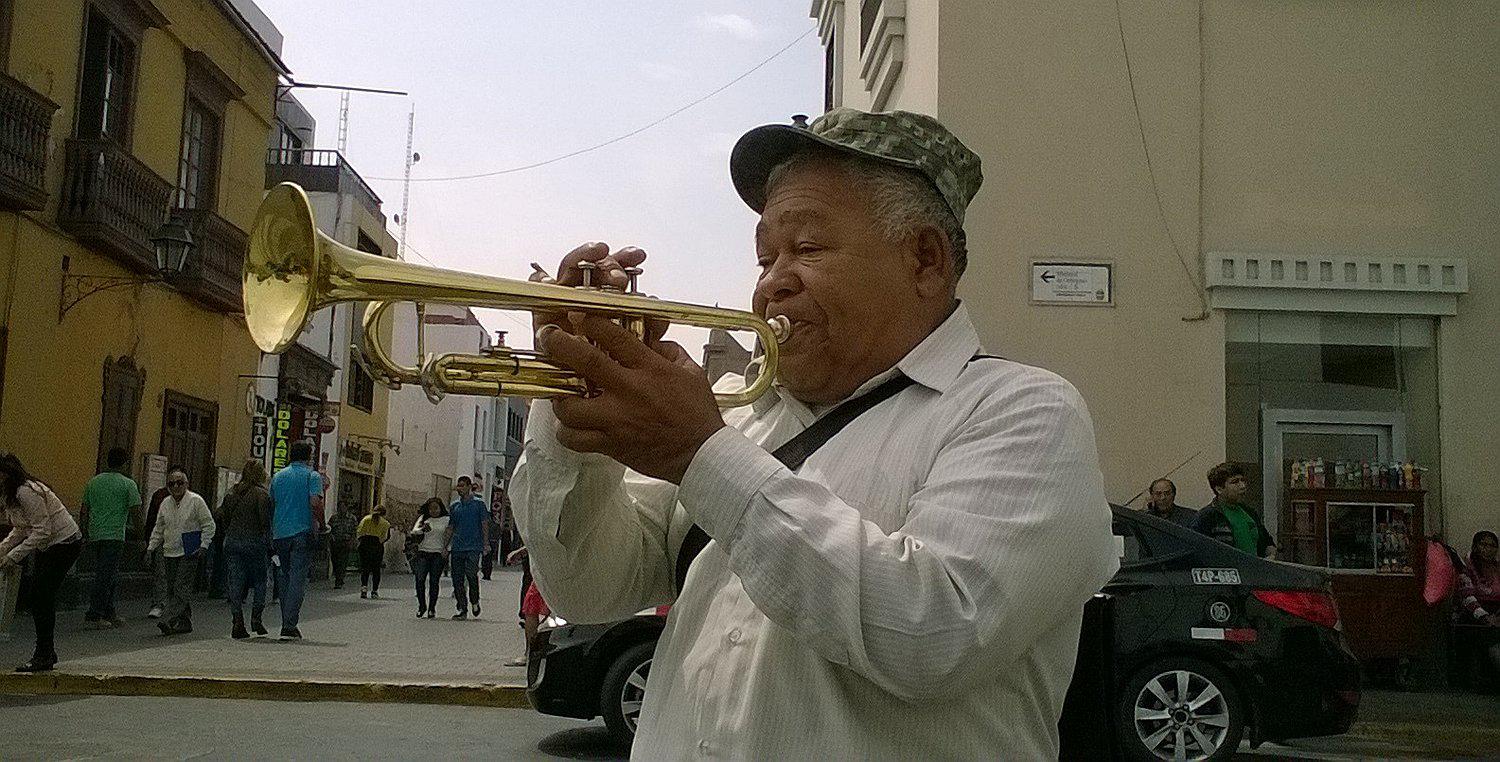 ​El hombre de la trompeta en Trujillo (Foto y Vídeo) 