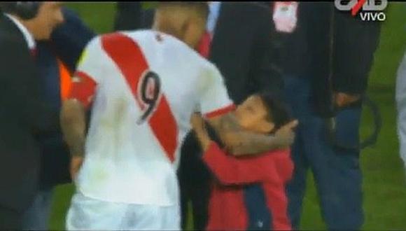 ​Paolo Guerrero conmovió a todos con este noble gesto a niño (VIDEO)