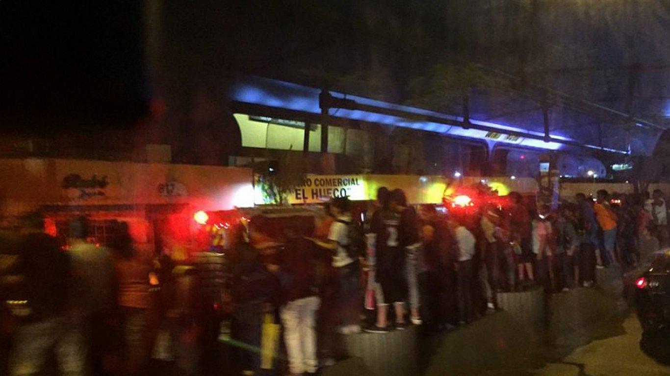 Incendio cerca a la galería El Hueco alarmó a vecinos (FOTOS)