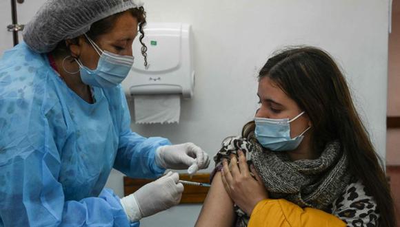 Una mujer recibe una dosis de la vacuna Pfizer-BioNtech COVID-19 en Montevideo. (Foto: Eitan ABRAMOVICH / AFP)
