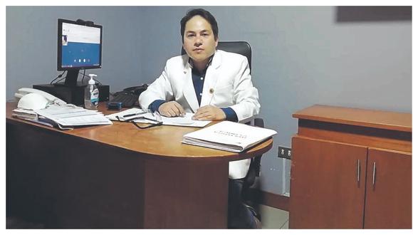 Médico Ricardo Natividad atribuye cese a  una represalia por exigir compra de camas UCI por el incremento de casos de coronavirus.