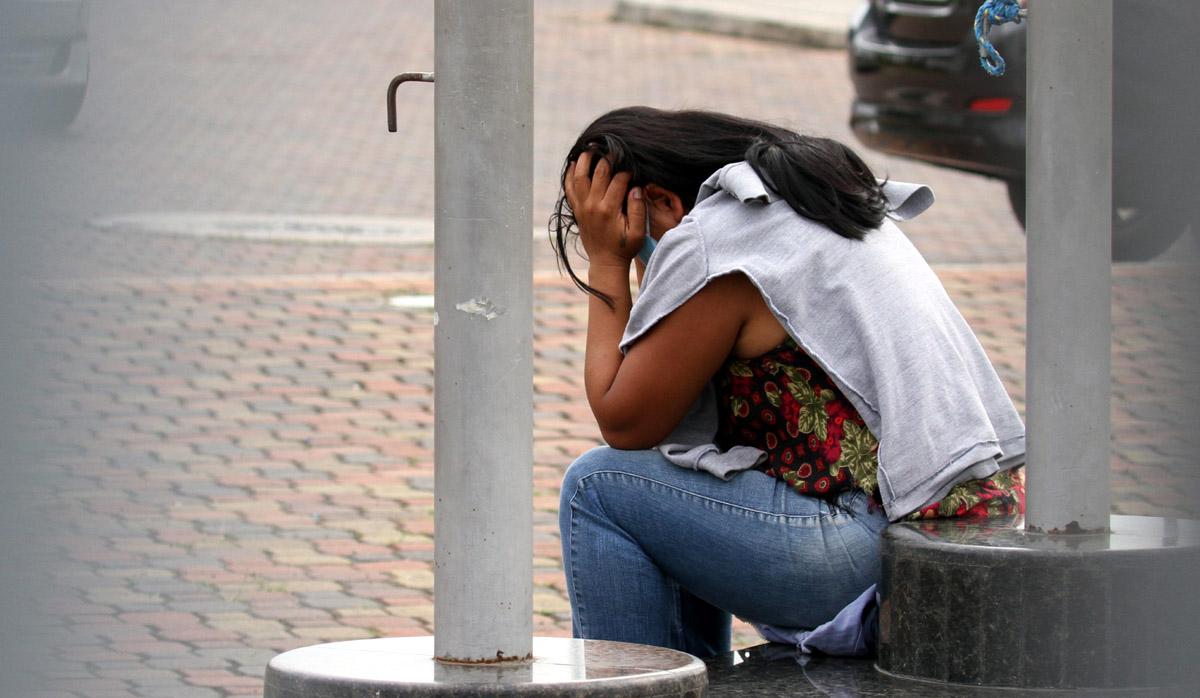 Una mujer con una máscara facial contra la propagación del nuevo coronavirus espera noticias sobre un pariente frente a un hospital en Guayaquil, Ecuador. (Foto: AFP/Enrique Ortiz)