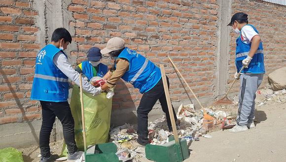 Voluntarios realizan labor de limpieza 