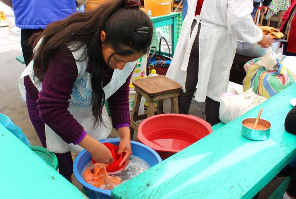 Comerciantes reutilizan agua para lavar platos (FOTOS)