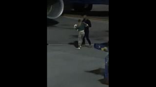 Estados Unidos: Mujer ingresa a pista del aeropuerto de Los Ángeles para detener un avión (VIDEO)