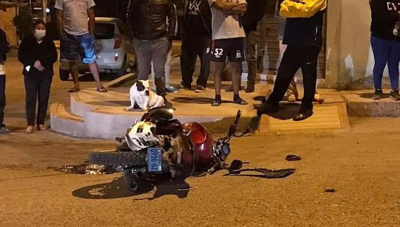 Dos ocupantes de la motocicleta resultaron impulsados por el impacto y terminaron con lesiones. (Foto: GEC)