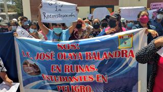 Piura: Padres de familia protestan para exigir la reconstrucción del colegio