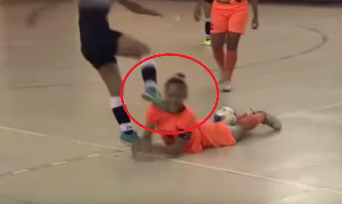 Salvajismo en el fútbol femenino: Le da brutal patada en la cara a su rival (VIDEO)