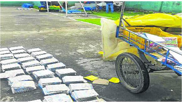 ​Policías incautan CDs y DVDs ‘piratas’ con todo y triciclos donde se vendían