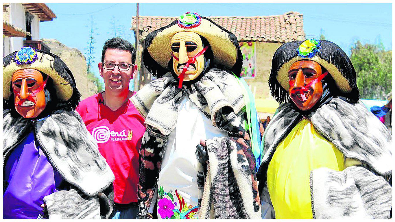 Periodista chileno conduce programa que difunde costumbres y tradiciones peruanas (VIDEO)