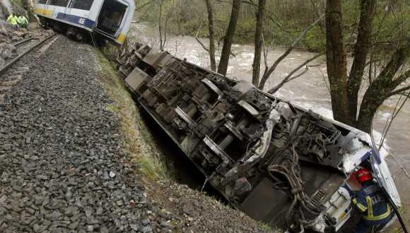 Indonesia: Tren se descarrila y deja cinco muertos