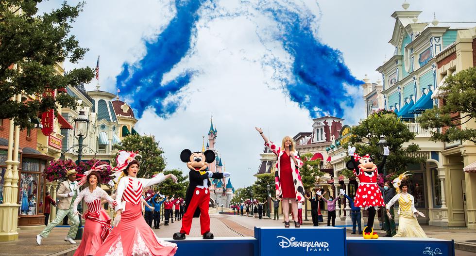 Los artistas con disfraces de Mickey y Minnie Mouse celebran en el escenario mientras la presidenta de Disneyland París, Natacha Rafalski (centro) anuncia la reapertura oficial del parque temático en Francia. (EFE/EPA/CHRISTOPHE PETIT TESSON).