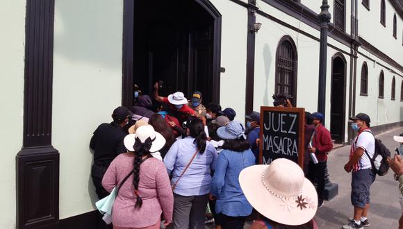 Se enfrentaron a efectivos para ingresar a sede de la Región Policial de Tacna.