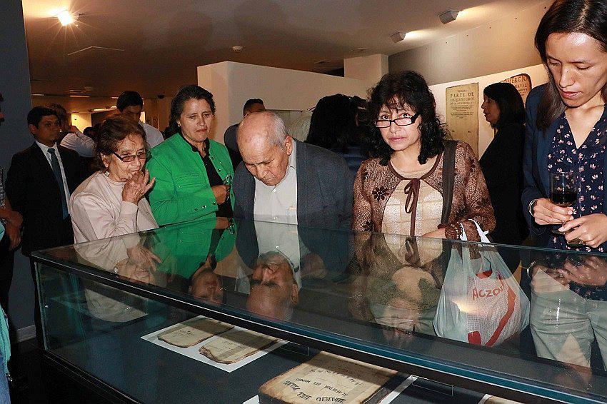 Presentan exposición sobre libros rescatados del incendio en la biblioteca de 1943 [VÍDEO Y FOTOS]