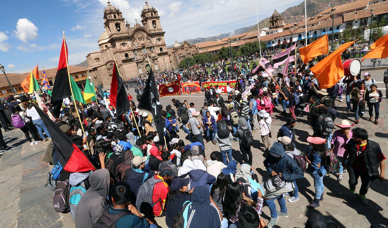 Cusco sin transporte urbano en medio de protesta por alza de pasajes (FOTOS)