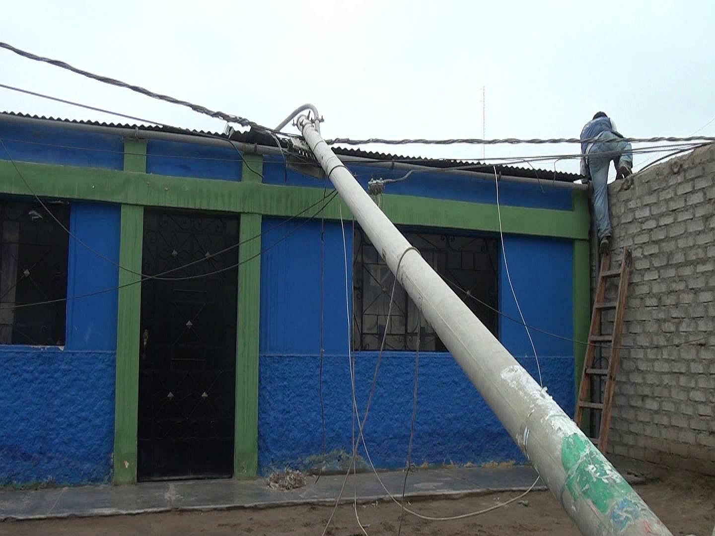 Un poste de alumbrado público cae sobre una vivienda 