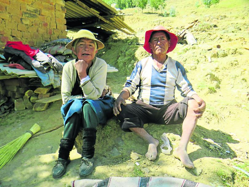 Pareja de ancianos vive en la extrema pobreza