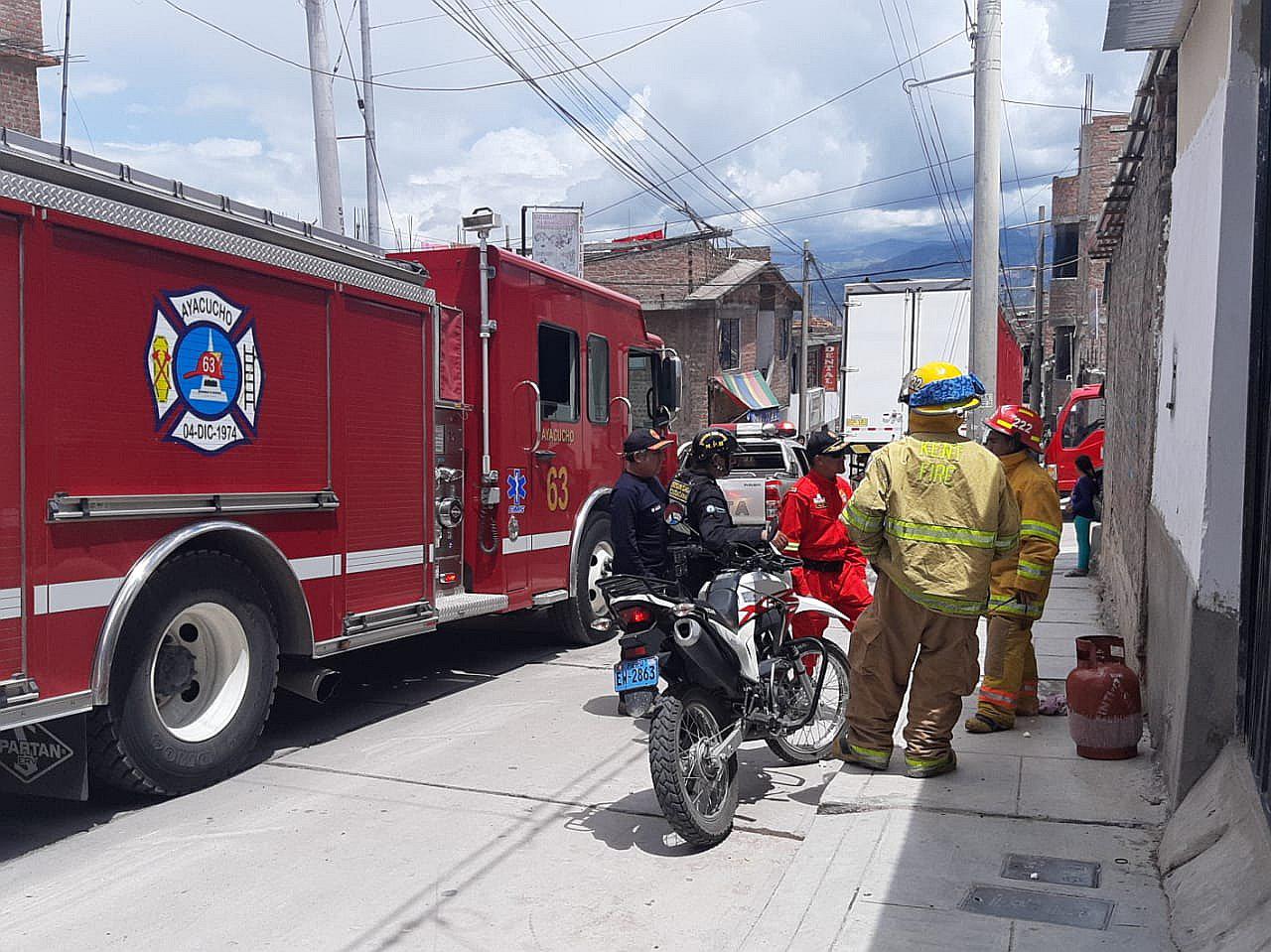 Repentina fuga de gas en moto repartidora y puesto de mercado causa pánico