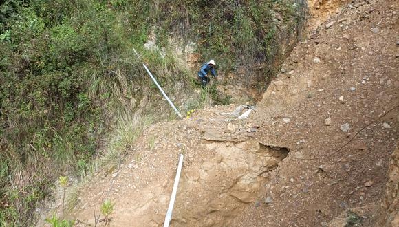Deslizamiento de tierra y rocas también causó bloqueo en la vía vecinal Carhuac - Huellap.