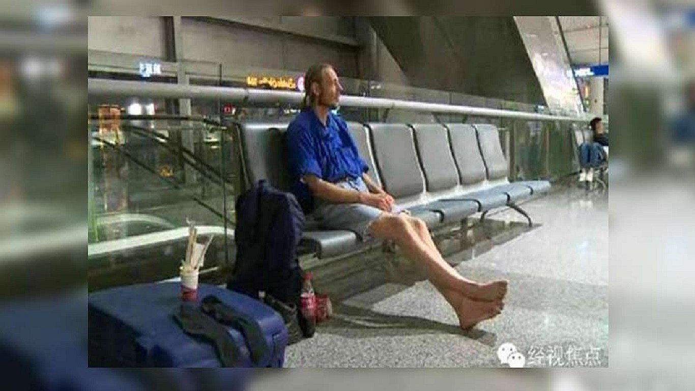 Esperó 10 días en el aeropuerto, pero su cita ‘cibernética’ nunca llegó  (FOTOS)