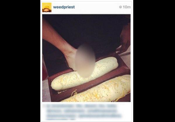 Empleado de cadena de sándwiches coloca su pene en pan