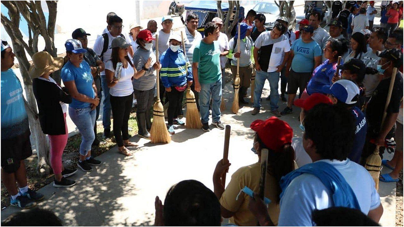 Atienden inundación en el centro de Pacasmayo 