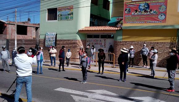 Padres protestan en Arequipa para pedir reducción de las pensiones en 50%
