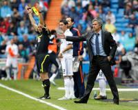 Sancionan a Mourinho por meter dedo en ojo de técnico