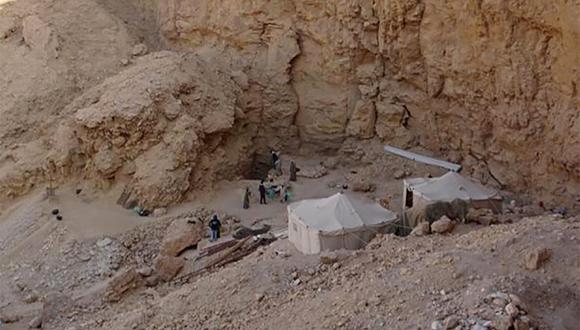 Una imagen publicada por el Ministerio de Antigüedades de Egipto el 14 de enero de 2023 muestra una vista de los arqueólogos que trabajan en el sitio de una tumba recién descubierta en la provincia de Luxor, en el sur de Egipto.  (Foto del Ministerio de Antigüedades de Egipto / AFP)